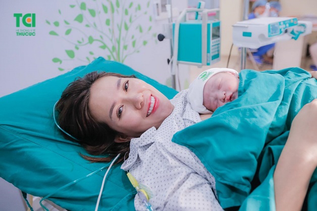 Đẻ chỉ huy bằng truyền oxytocin tĩnh mạch giúp cho cơn chuyển dạ được nhanh hơn.