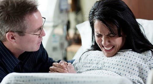 Luôn theo dõi sức khỏe của mẹ và thai, phát hiện nguy cơ suy thai và xử trí thích hợp