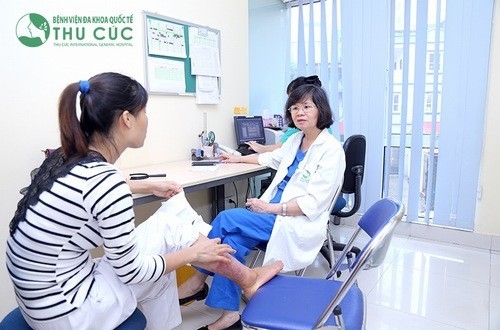 Thăm khám để được chẩn đoán và điều trị nổi mẩn ngứa khắp người
