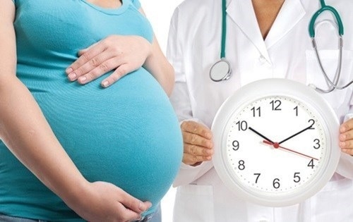 Theo dõi nhịp tim thai và cơn co tử cung bằng monitor sản khoa trong quá trình chuyển dạ.