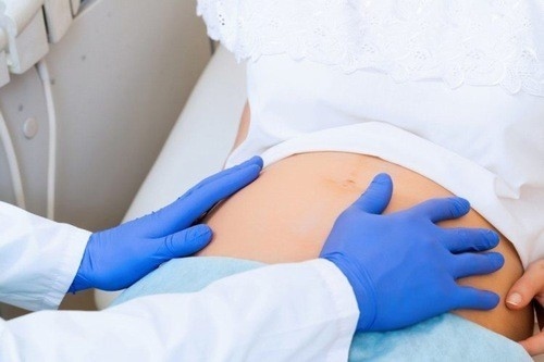 Giải thích cho người bệnh hiểu quá trình điều trị, hỏi bệnh khám toàn thân, đo huyết áp, nghe tim phổi...
