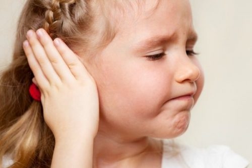Dây thần kinh VIII bị chèn ép khiến trẻ dễ bị ù tai, nghe kém...