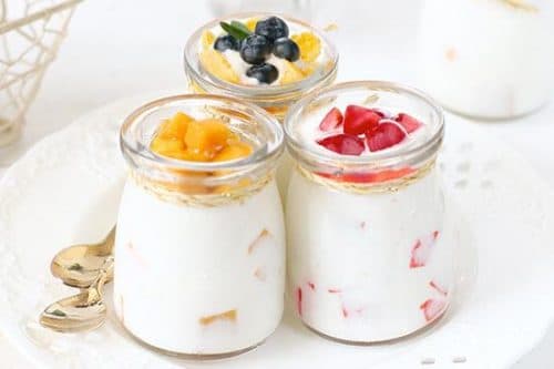 Những thực phẩm tốt cho đường ruột như sữa chua, dấm táo nước ép trái cây... nên được bổ sung thường xuyên. Bạn nên uống đủ 2-3 lít nước/ngày.