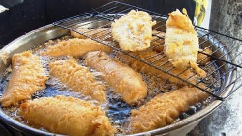 Những loại thức ăn nướng, chiên nhiều dầu mỡ, đồ ăn cay nóng khó tiêu cũng cần hạn chế.