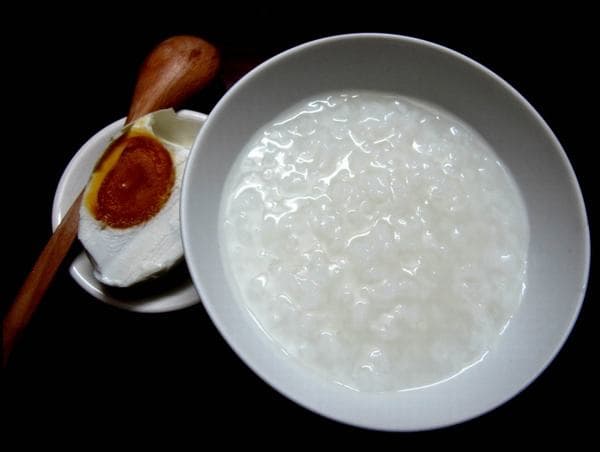 Đối với người bệnh ung thư lưỡi, cháo trắng sẽ giúp người bệnh dễ nuốt hơn, ngăn ngừa tình trạng đau khi nuốt.