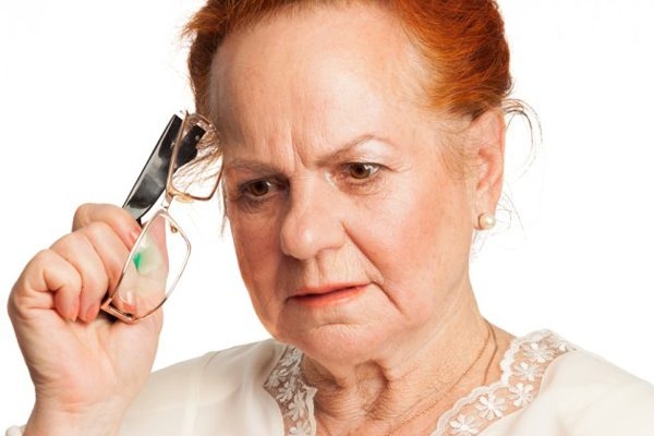 Bệnh Alzheimer do tổn thương các tế bào não, nó bắt đầu bằng rối loạn và mất trí nhớ nhẹ, lâu dần dẫn đến sự suy giảm trí tuệ không hồi phục nặng nề.