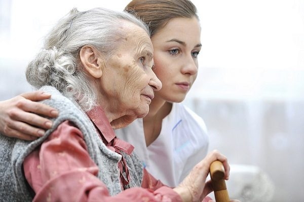 Người mắc bệnh alzheimer cần được chăm sóc, quan tâm chu đáo