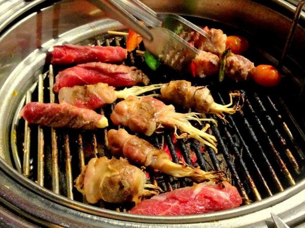 Trong thực đơn của người bệnh ung thư buồng trứng cần tránh những phẩm cay nóng, chiên rán, đồ nướng ở nhiệt độ cao