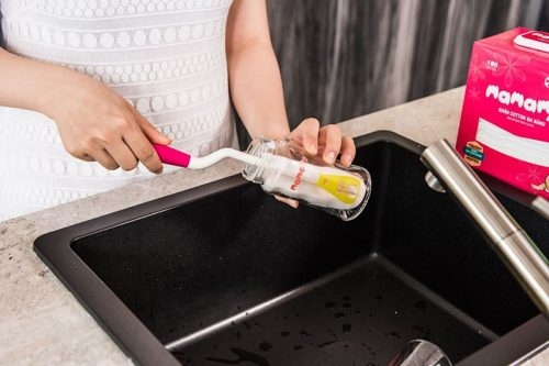 Tất cả đồ dùng của trẻ như: bát đĩa, cốc chén, bình sữa, … đều phải dùng riêng và phải được vệ sinh sạch sẽ và khử trùng theo đúng nguyên tắc