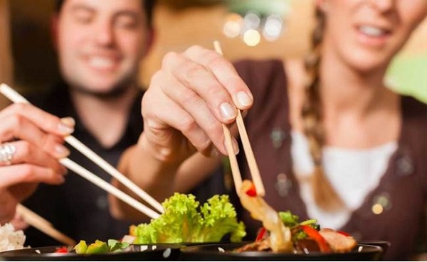 Viêm gan B không lây truyền qua đường nước bọt nhưng nếu người bệnh có các tổn thương, trầy xước khoang miệng thì vẫn có nguy cơ truyền bệnh sang người khỏe mạnh