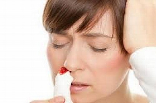 Chảy máu cam ở người già có thể do hiện tượng huyết áp tăng cao đột ngột làm tổn thương thành mạch hoặc do thời tiết khô hanh,...