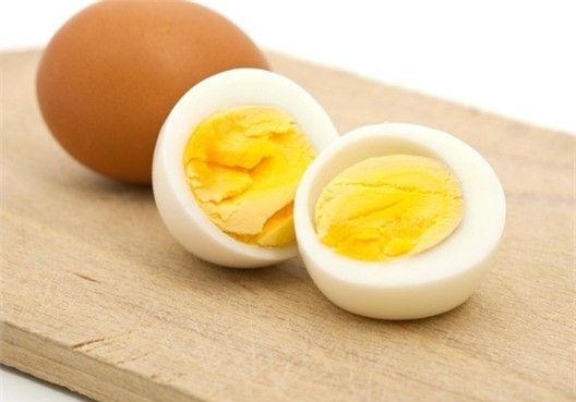 nhiều hội tim mạch đã giới hạn lượng cholesterol nạp vào hàng ngày là 300 mg vì thế bạn ăn một quả trứng mỗi ngày thì không hề vượt quá hàm lượng cholesterol