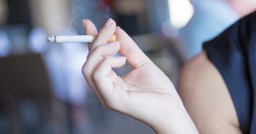 Hút thuốc lá là một trong những yếu tố tăng cao nguy cơ mắc bệnh