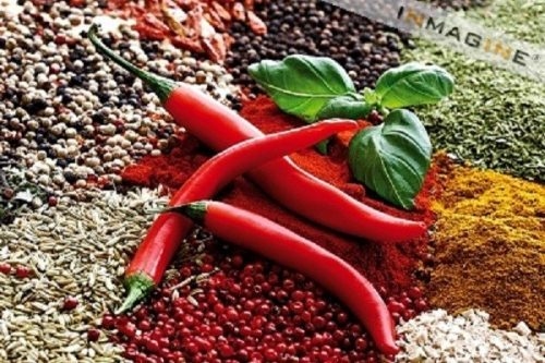 Những thực phẩm cay nóng như ớt, tiêu, tỏi, quế, mù tạp... khiến tình trạng xuất huyết tiêu hóa nặng hơn.