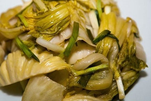 Các loại thực phẩm lên men như hành muối, dưa cà muối, kim chi muối, hoa quả chua… không tốt cho người xuất huyết tiêu hóa.