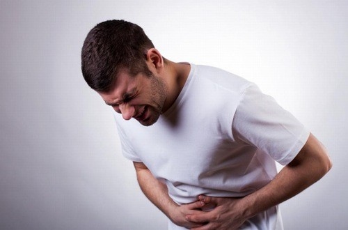 Đau bụng từ âm ỉ chuyển sang dữ dội kéo dài là triệu chứng cảnh báo viêm ruột thừa