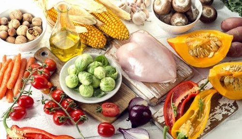 Dù có một số loại thực phẩm cần tránh nhưng người bệnh không nên kiêng khem quá mức mà cần phải bổ sung đầy đủ, đa dạng các loại thực phẩm vào chế độ ăn hàng ngày