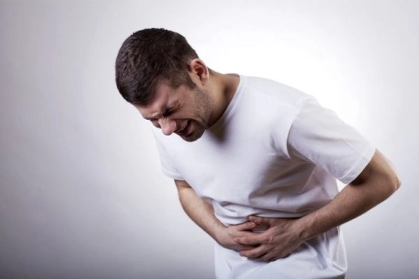 Người mắc bệnh đau dạ dày thường có triệu chứng đau thượng vị, đầy hơi, khó chịu,...