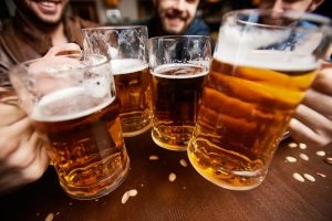 Người mắc bệnh đau dạ dày cần hạn chế các thức uống có cồn, rượu bia thuốc lá,...