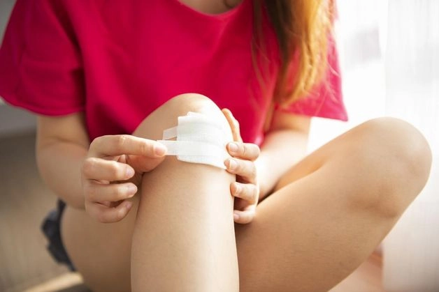 băng vết thương nhiễm trùng mưng mủ
