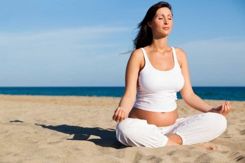 Giữ tinh thần thoải mái để tránh bị đau đầu khi mang thai