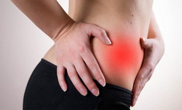 Bệnh nhân gặp biến chứng tắc ruột sau thường có biểu hiện đau bụng, đặc điểm đau thành từng cơn, có những lúc dịu đi nhưng sau lại đau và những lần sau càng đau tăng