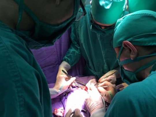 Được phẫu thuật càng sớm càng tốt sẽ giúp trẻ tránh những biến chứng nguy hiểm đến tính mạng