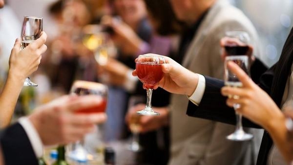 Cần tránh những loại đồ uống có cồn bởi chúng không tốt cho quá trình lành bệnh