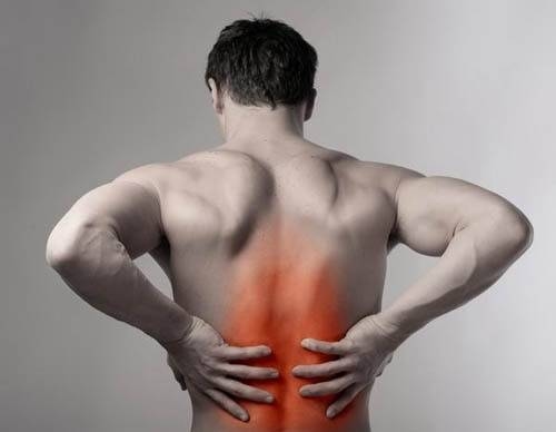 Giãn dây chằng lưng gây cảm giác đau đớn, các cơn đau thường kèm theo hiện tượng co cứng khối cơ cạnh cột sống,...