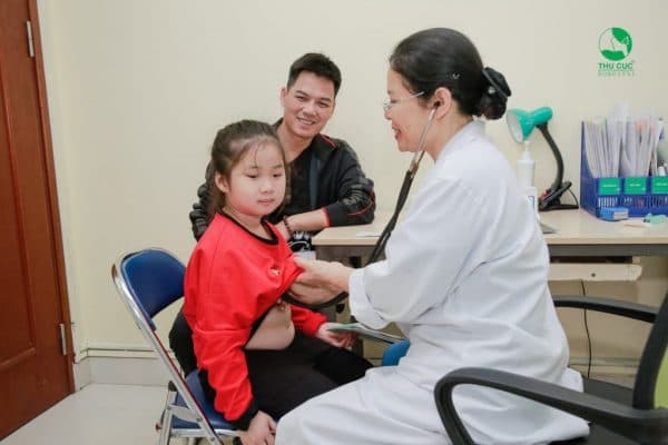 Hãy đưa trẻ đến gặp bác sĩ để được kiểm tra và có hướng xử trí kịp thời