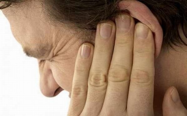 Đau nhức tai, tai đỏ chảy nước là biểu hiện bệnh viêm tai ngoài cần được phát hiện sớm và điều trị đúng cách