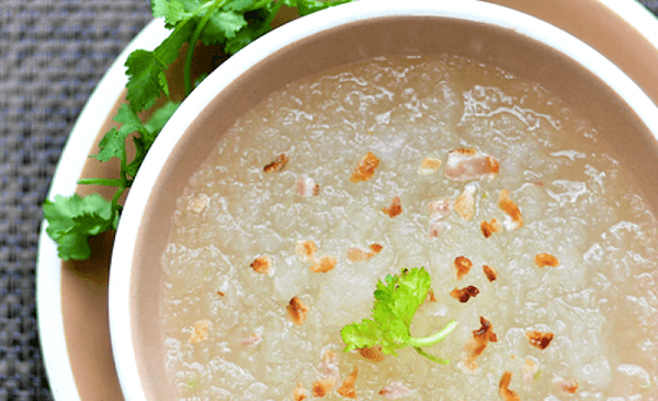 Người bệnh nên ăn những thực phẩm mềm, lỏng, dễ tiêu hóa như cháo hoặc súp