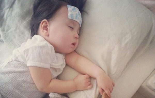 Mỗi khi trẻ sơ sinh bị sốt ba mẹ rất lo lắng, lúc này cần bình tĩnh để tìm ra nguyên nhân