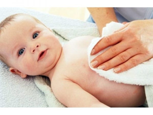 Lau người bằng nước ấm, giúp trẻ hạ sốt