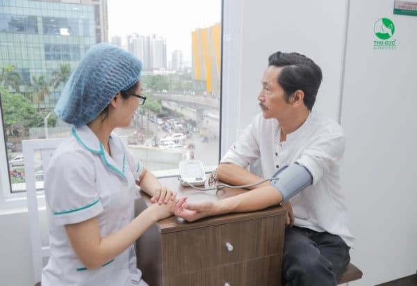 nghệ sĩ trung anh khám bệnh tại Thu Cúc