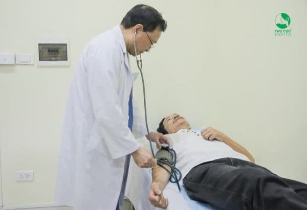 nghệ sĩ trung anh được bác sĩ giỏi khám bệnh