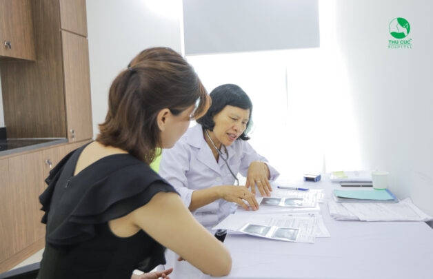 Sau quá trình khám bệnh, bác sĩ sẽ đọc kết quả và đưa ra những lời khuyên tốt nhất cho người lao động