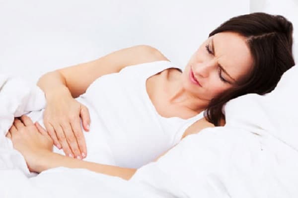 Viêm đường tiết niệu ở nữ giới biểu hiện qua những dấu hiệu: tiếu buốt, tiểu rắt, đau bụng dưới,..