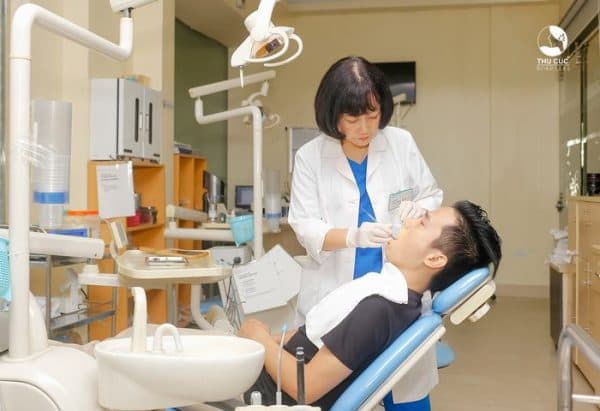 vệ sinh răng miệng khi niềng răng sứ