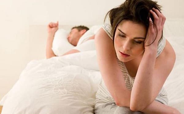 Viêm đường tiết niệu ở nữ giới gây ảnh hưởng tới cảm xúc trong chuyện chăn gối lứa đôi.