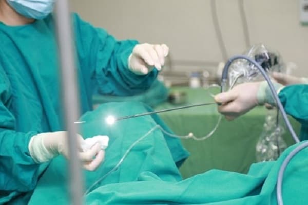 Điều trị sỏi niệu quản bằng phương pháp tán sỏi nội soi ngược dòng bằng laser tại Thu Cúc.