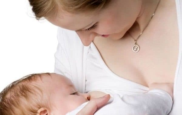 nuôi con bằng sữa mẹ giúp phòng ngừa tiêu chảy do rotavirus