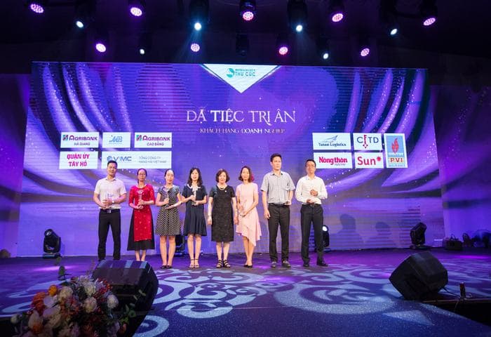 Giám đốc Bệnh viện ĐKQT Thu Cúc - Tiến sĩ, bác sĩ Nguyễn Phạm Ý Nhi trao kỉ niệm chương vinh danh các doanh nghiệp là đối tác lâu năm của Thu Cúc