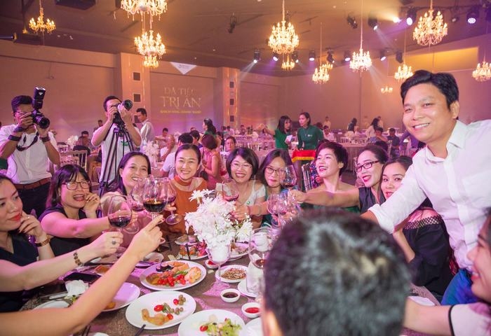 Buổi dạ tiệc trở thành cơ hội giao lưu chia sẻ của các đại diện doanh nghiệp
