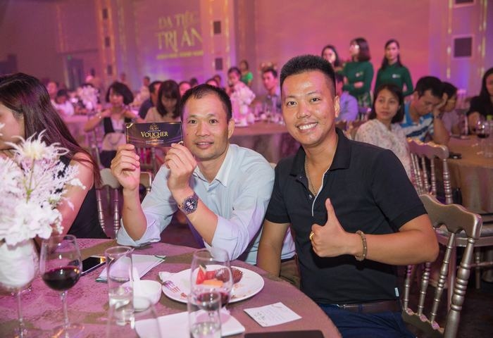 Rất nhiều các khách mời tham dự được nhận những món quà sức khỏe đặc biệt từ hệ thống y tế Thu Cúc