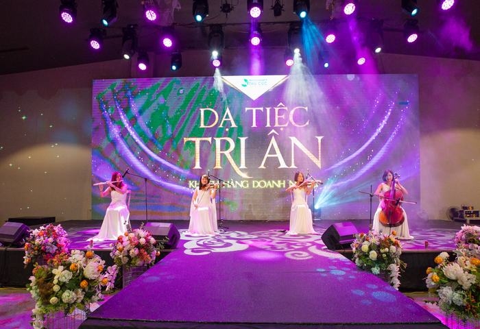 Màn biểu diễn violin khai mạc đêm tiệc