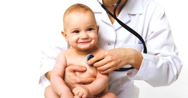 Trẻ bị sốt về đêm mẹ cần theo dõi và cho trẻ uống thuốc hạ sốt (nếu nhiệt độ từ 38.5 độ C trở lên)