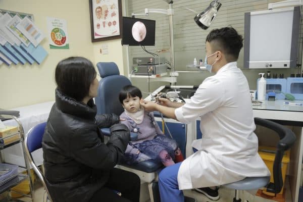 Chẩn đoán và điều trị bệnh viêm tai giữa tiết dịch ở trẻ em tại Hệ thống y tế Thu Cúc - uy tín, chuyên nghiệp, hiệu quả, an toàn cho trẻ. (ảnh minh họa)