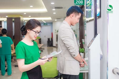 Thanh Sơn khám sức khỏe