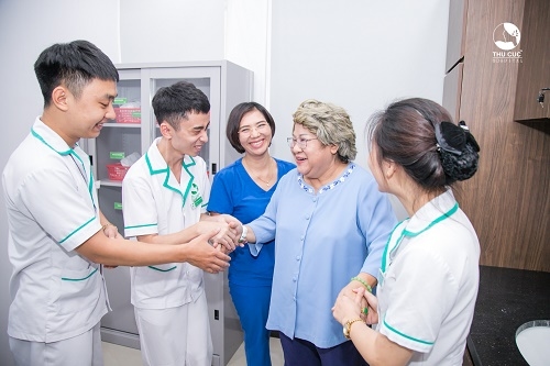 Nhân viên, điều dưỡng viên bệnh viện luôn hỗ trợ nhiệt tình cho mọi người bệnh